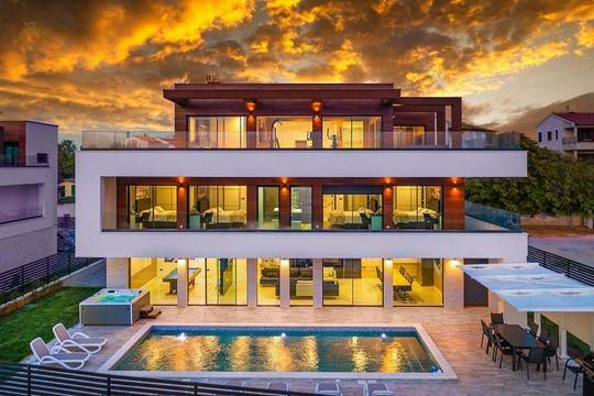 Moderne Luxusvilla mit Swimmingpool und Meerblick, Region Pula