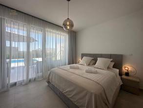 Thumbnail von Moderne Villa mit Pool und Meerblick