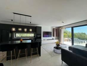 Thumbnail von Moderne Villa mit Pool und Meerblick