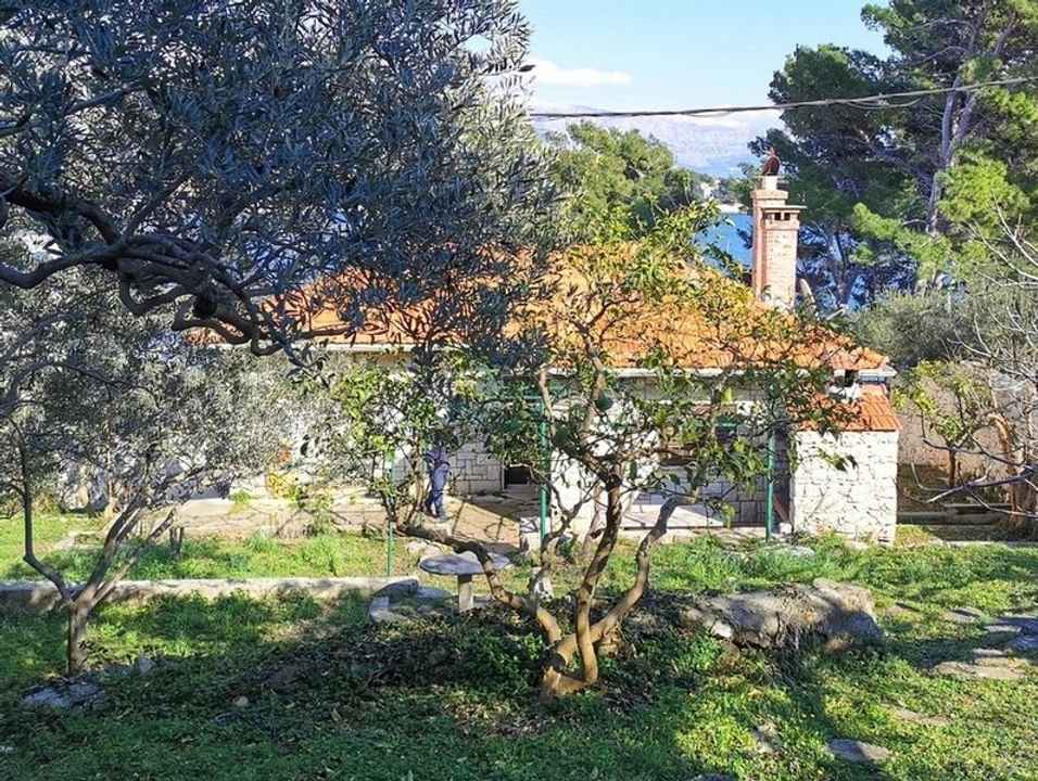 Casa di pietra mediterranea direttamente sul mare