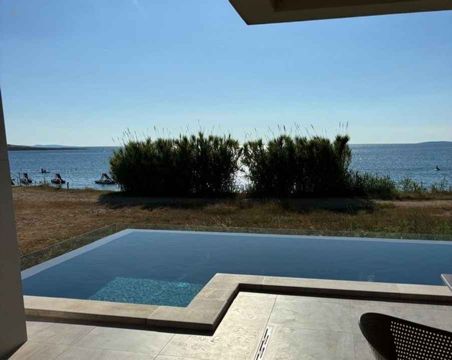 Appartement mit Infinity-Pool nahe dem Meer
