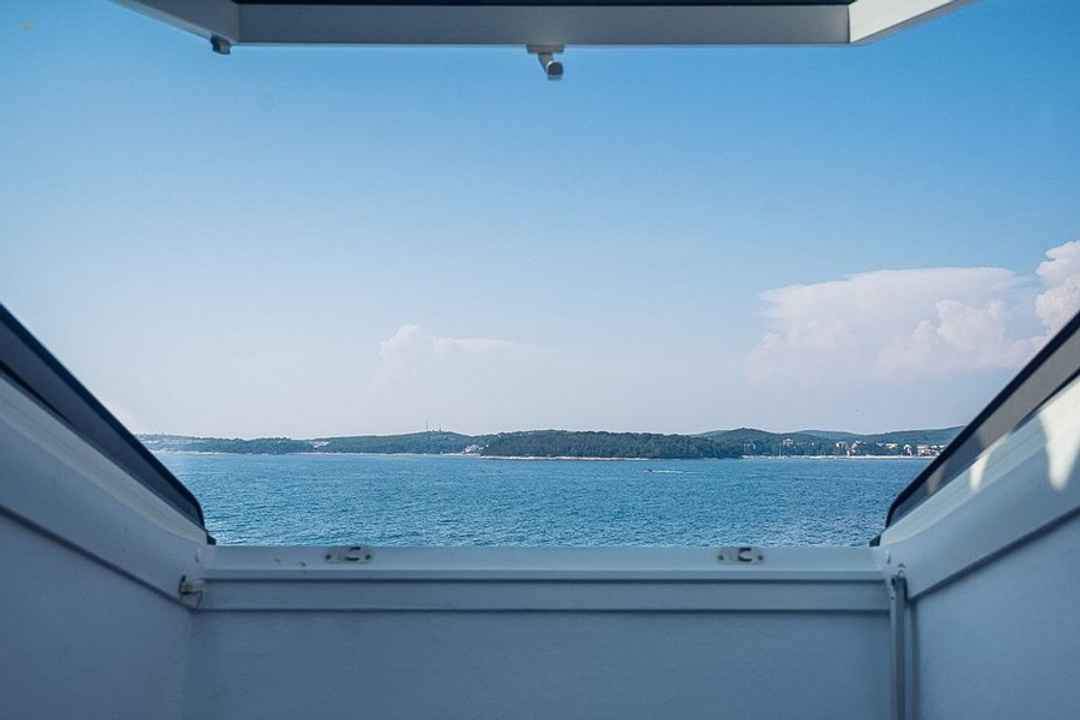 Dachgeschosswohnung in spektakulärer Lage direkt am Wasser