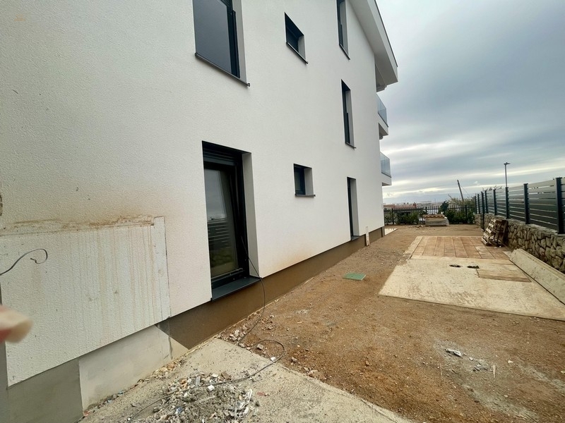 Thumbnail von Neue Erdgeschosswohnung mit Pool