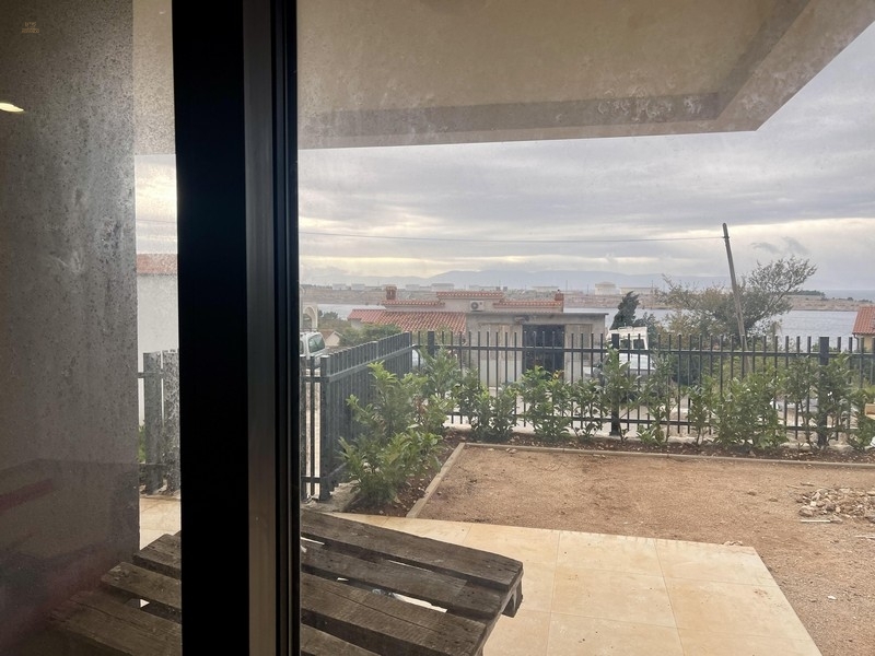 Thumbnail von Neue Erdgeschosswohnung mit Pool