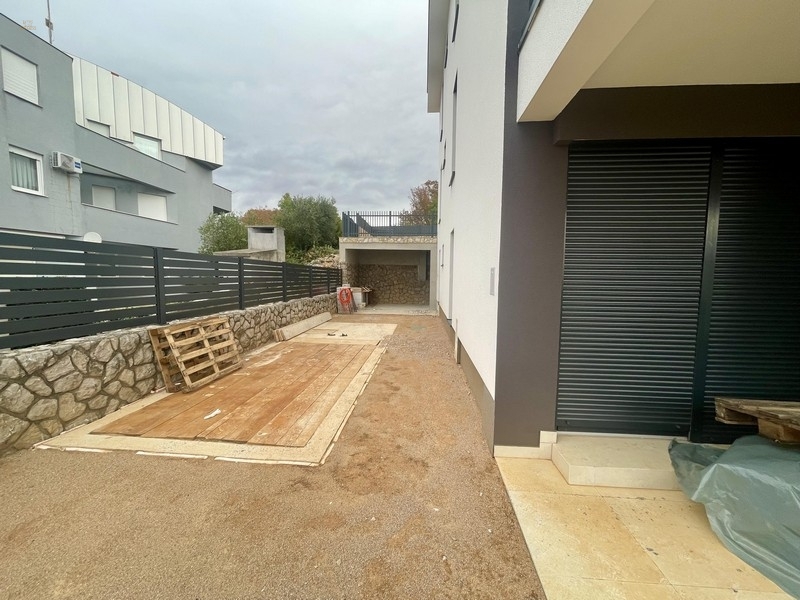 Thumbnail von Neue Erdgeschosswohnung mit Pool