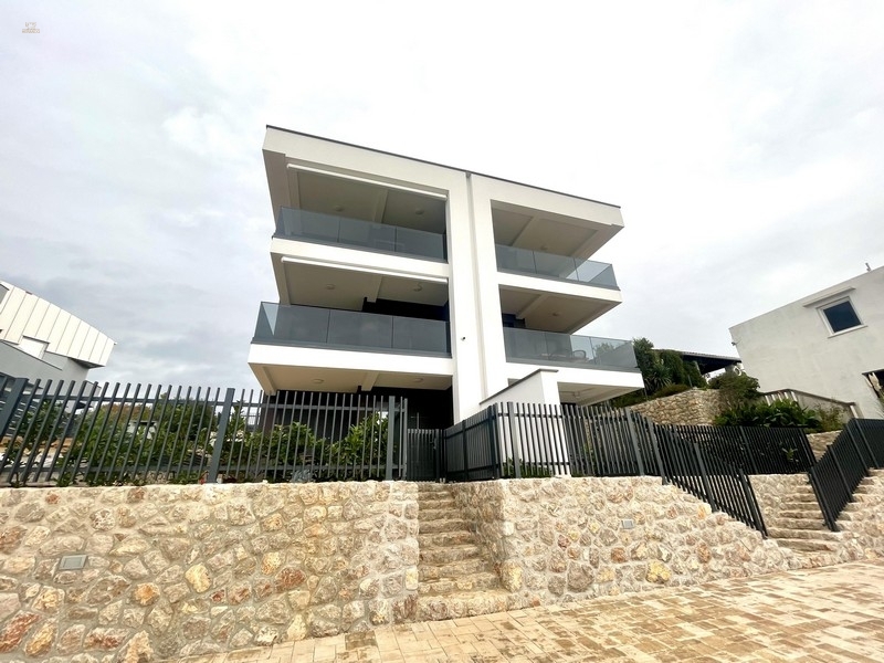 Neue Erdgeschosswohnung mit Pool