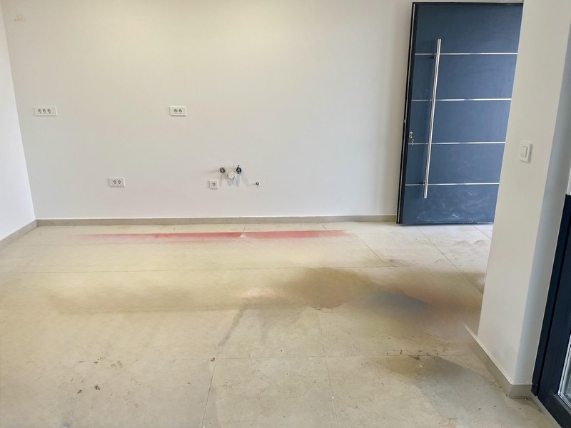 Thumbnail von Neue Erdgeschosswohnung mit Pool