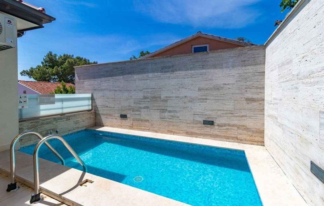 Wohnung mit Swimmingpool nahe dem Meer