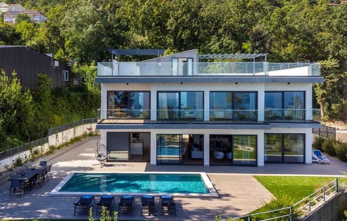 Villa moderna con piscina e vista panoramica sul mare
