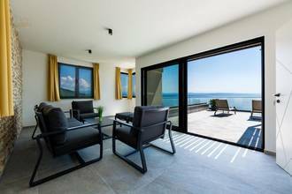 Thumbnail von Moderne Luxusvilla mit Panorama-Meerblick und Indoor-Pool