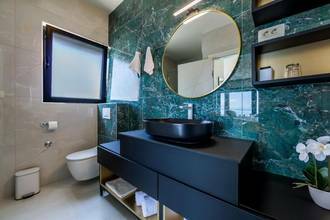 Thumbnail von Moderne Luxusvilla mit Panorama-Meerblick und Indoor-Pool