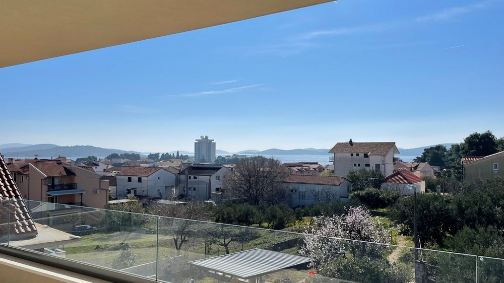 Thumbnail von Modernes Penthouse mit Blick auf das Meer