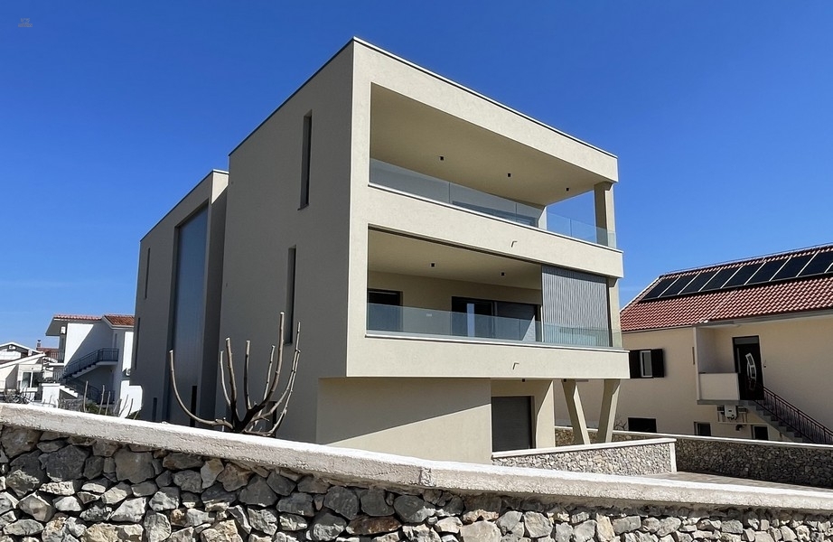 Modernes Penthouse mit Blick auf das Meer