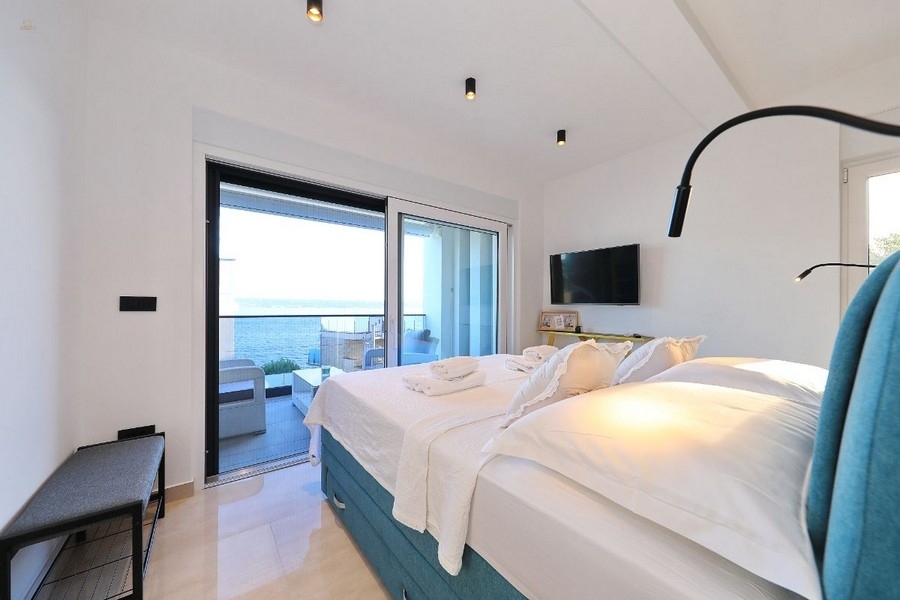 Thumbnail von Moderne Villa mit vier Wohnungen