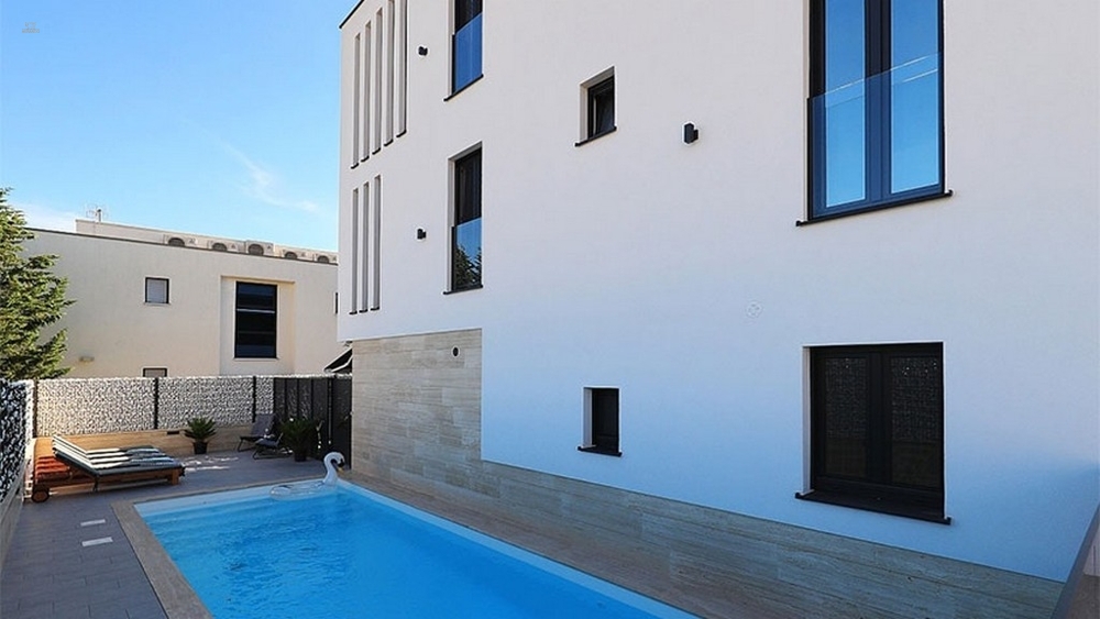 Thumbnail von Moderne Villa mit vier Wohnungen