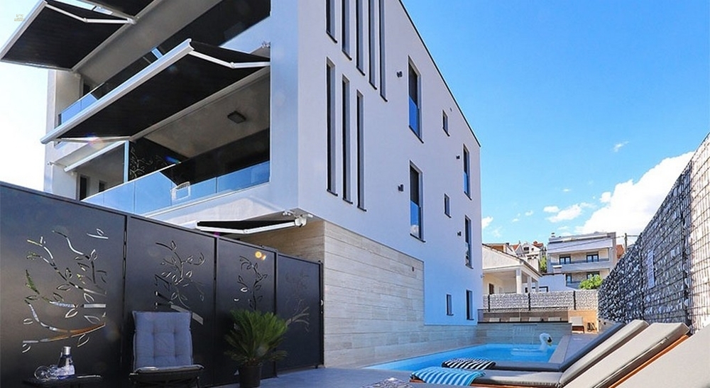 Moderne Villa mit vier Wohnungen