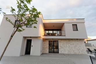 Thumbnail von Moderne Doppelhaushälfte mit Pool und Meerblick