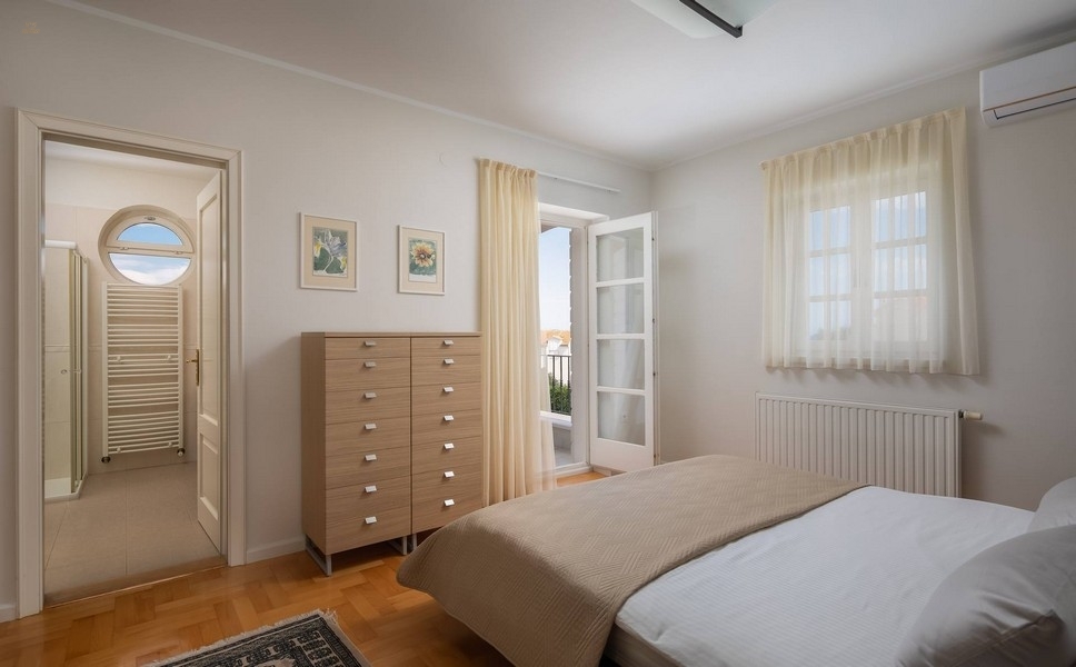 Thumbnail von Villa mit Swimmingpool und Meerblick