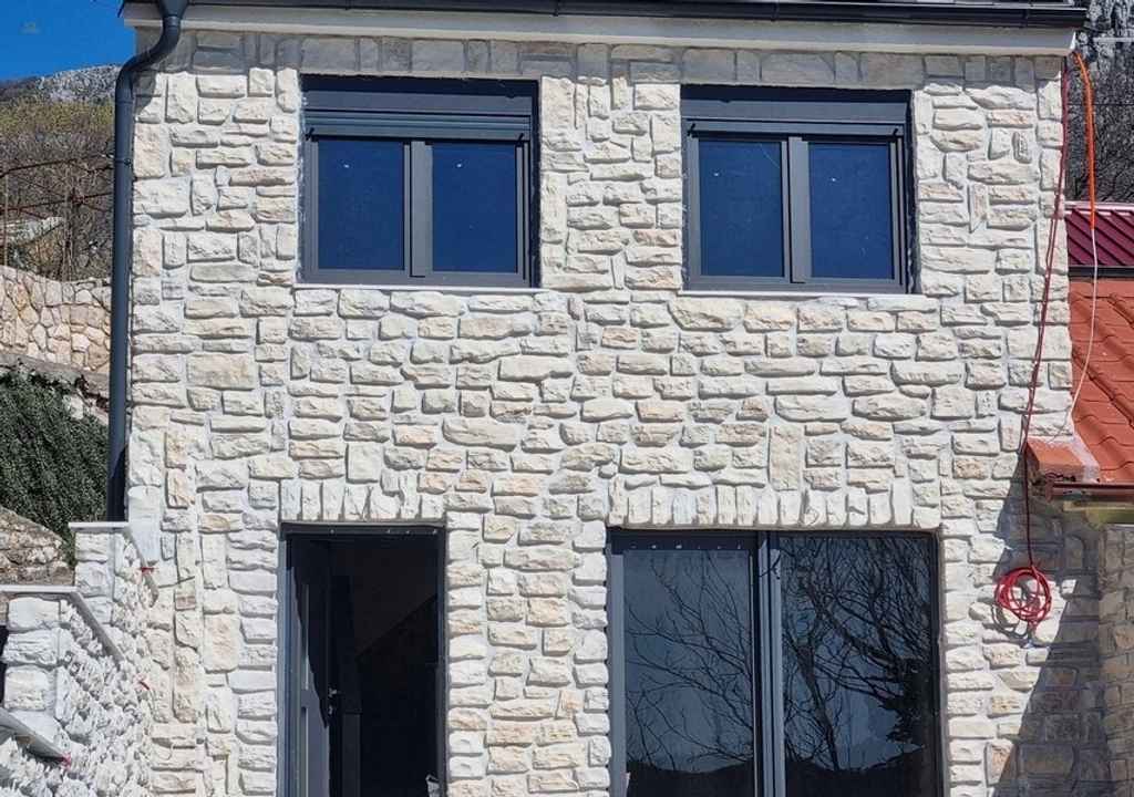 Mediterranes Steinhaus mit Pool und Meerblick