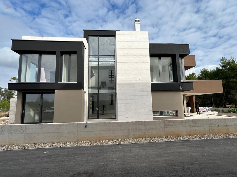 Moderne Villa mit Pool und Dachterrasse