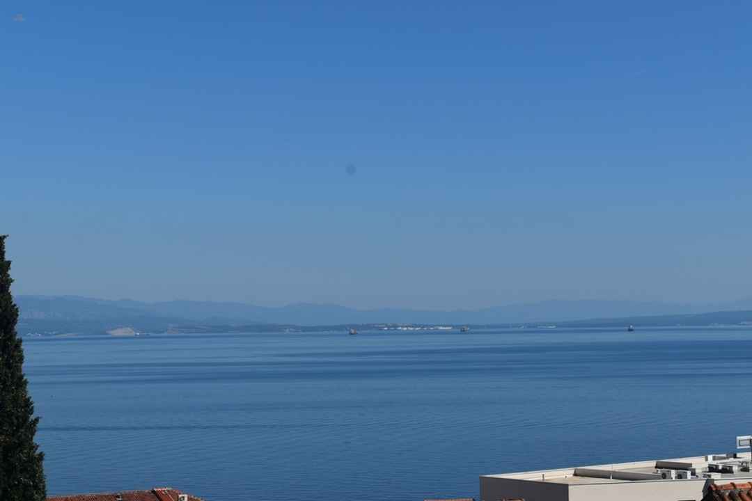 屋上のプールとパノラマの海の景色が楽しめる豪華なペントハウス