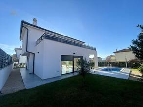 Thumbnail von Modernes Haus mit Swimmingpool und Meerblick