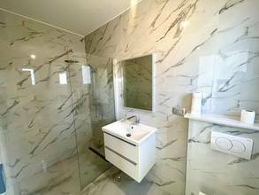 Thumbnail von Modernes Haus mit Swimmingpool und Meerblick