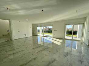 Thumbnail von Modernes Haus mit Swimmingpool und Meerblick