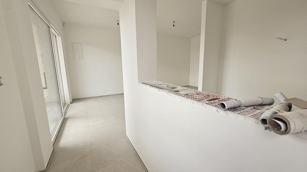 Thumbnail von Moderne Erdgeschosswohnung mit Garten und Pool