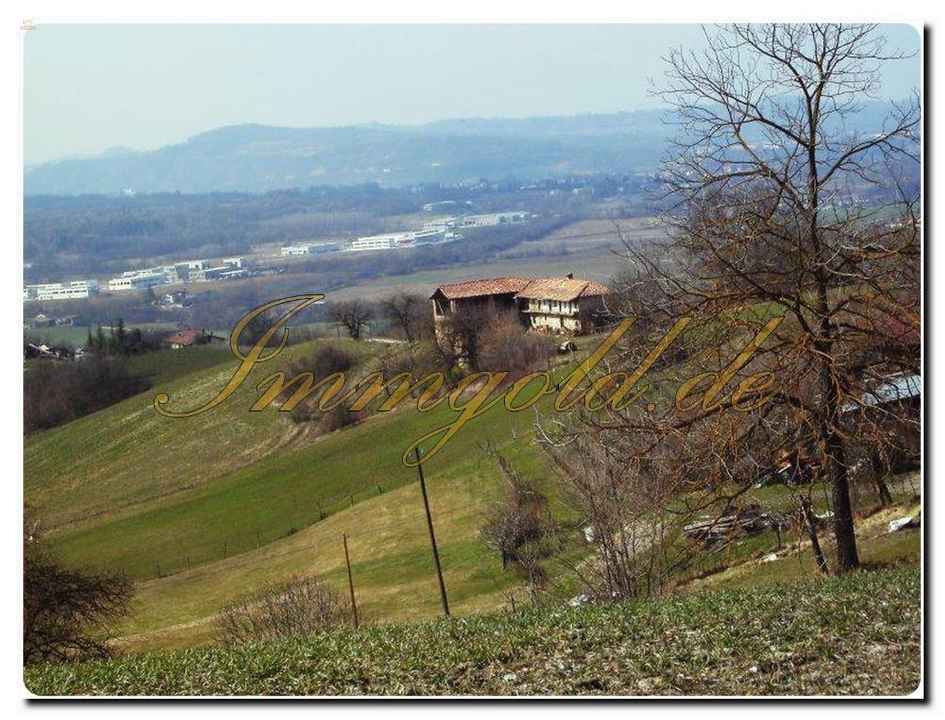 Immogold Italien Piemont Freistehendes Bauernhaus zum renovieren mit großem Potenzial