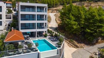 Thumbnail von Moderne Villa mit Infinity-Pool und Panorama-Meerblick, Region Omis
