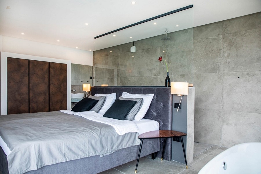 Thumbnail von Moderne Luxusvilla mit Infinity-Pool nahe dem Meer