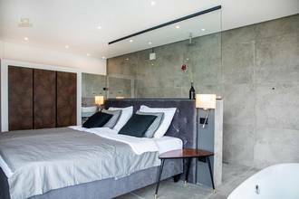 Thumbnail von Moderne Luxusvilla mit Infinity-Pool nahe dem Meer