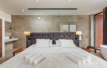 Thumbnail von Moderne Luxusvilla mit Infinity-Pool nahe dem Meer