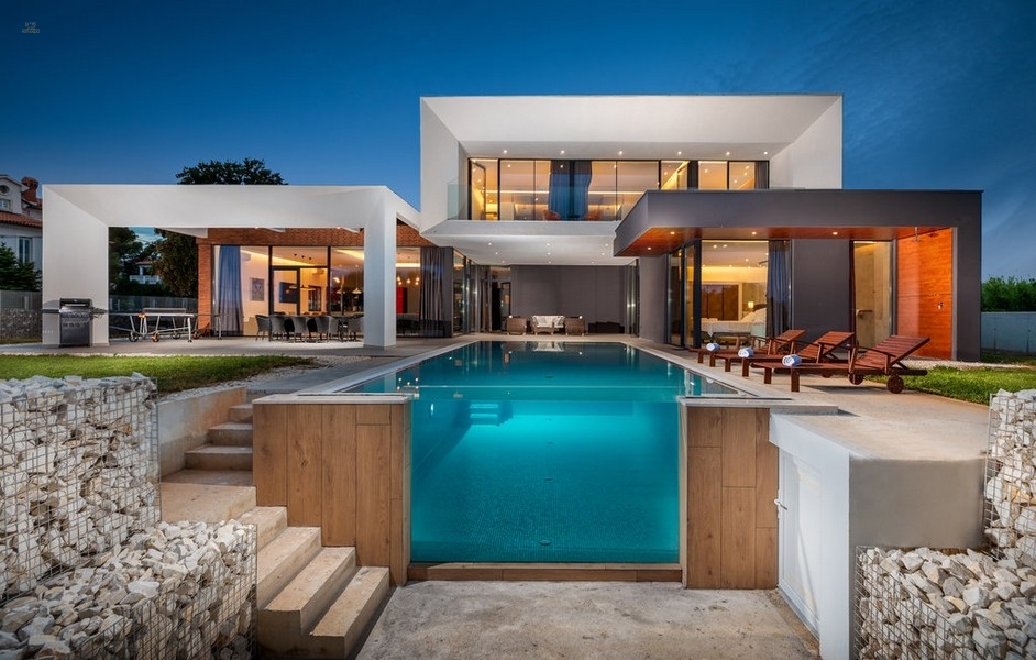 Moderne Luxusvilla mit Infinity-Pool nahe dem Meer