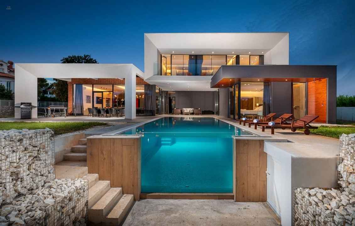 Moderne Luxusvilla mit Infinity-Pool nahe dem Meer