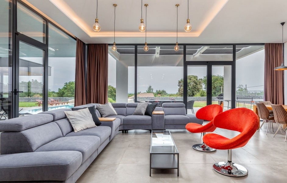 Thumbnail von Moderne Luxusvilla mit Infinity-Pool nahe dem Meer