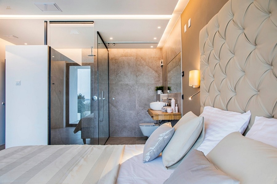 Thumbnail von Moderne Luxusvilla mit Infinity-Pool nahe dem Meer