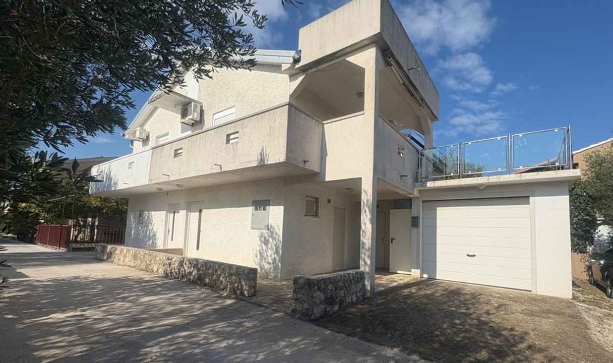 Haus mit zwei Wohnungen in ruhiger Lage