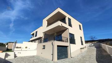 Thumbnail von Moderne Doppelhaushälfte mit Pool und Meerblick