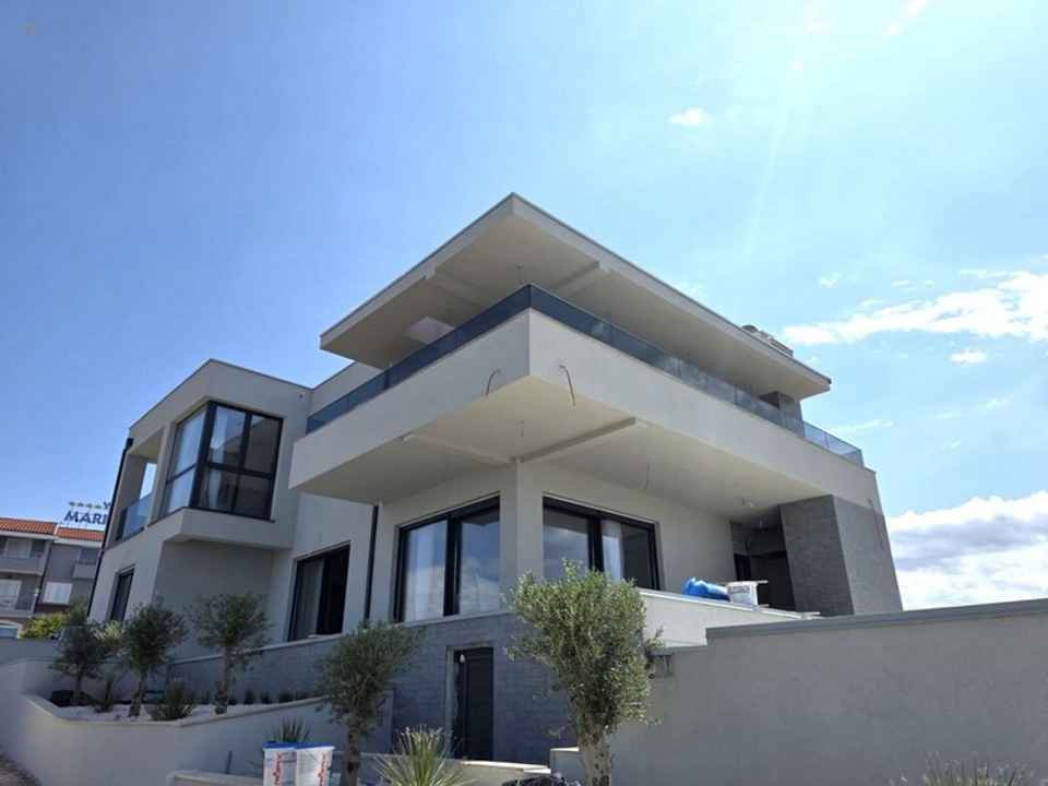 Moderne Luxusvilla mit Meerblick in ruhiger Lage