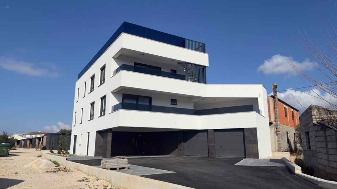 Moderne Neubauwohnungen mit Garage am Meer