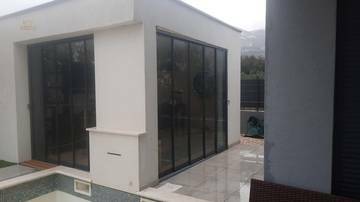 Thumbnail von Moderne Villa mit Pool und Meerblick