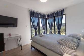 Thumbnail von Moderne Villa mit Pool und Meerblick