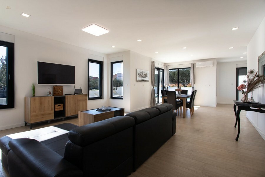 Thumbnail von Moderne Villa mit Pool und Meerblick