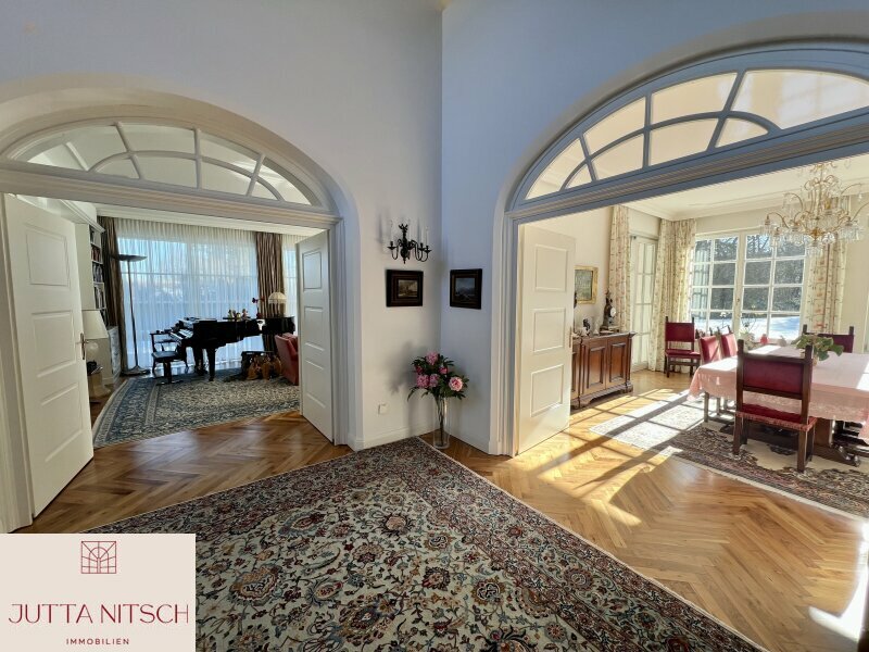 Thumbnail von Extravagante Luxusvilla mit Sauna und Hallenbad - am Waldrand von Gießhübl mit Wienblick