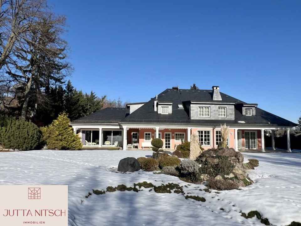 Extravagante Luxusvilla mit Sauna und Hallenbad - am Waldrand von Gießhübl mit Wienblick