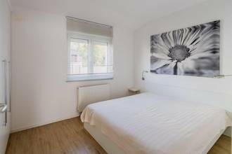 Thumbnail von Haus mit vier Wohneinheiten, Pool und Meerblick