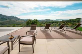 Thumbnail von Moderne Luxusvilla mit Stadt- und Meerblick