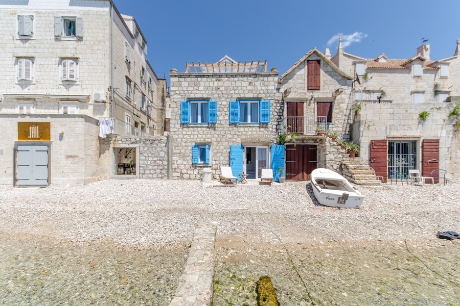 Очаровательный каменный дом прямо на берегу